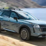 2026 Nissan Pathfinder in Baltic Teal - Dynamisch Vooraanzicht Driekwart