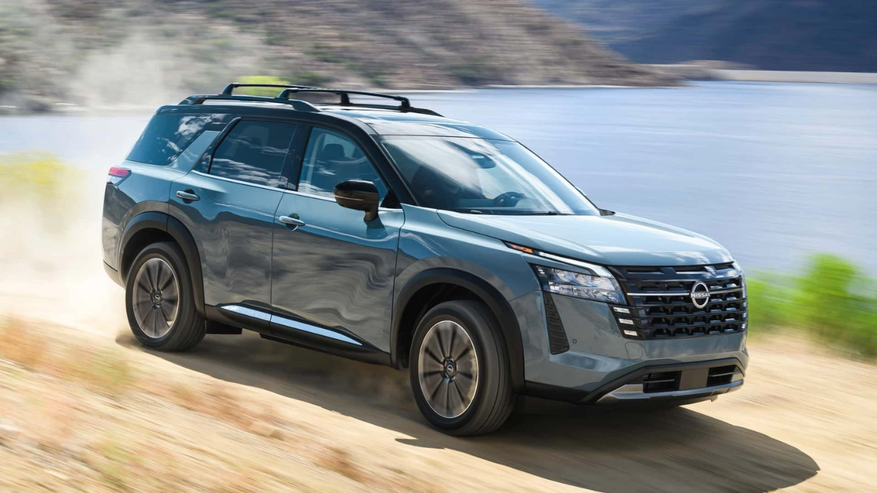 2026 Nissan Pathfinder in Baltic Teal - Dynamisch Vooraanzicht Driekwart