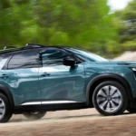2026 Nissan Pathfinder in Beweging - Dynamisch Zijaanzicht