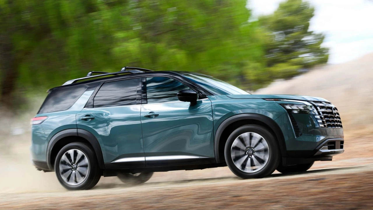 2026 Nissan Pathfinder in Beweging - Dynamisch Zijaanzicht