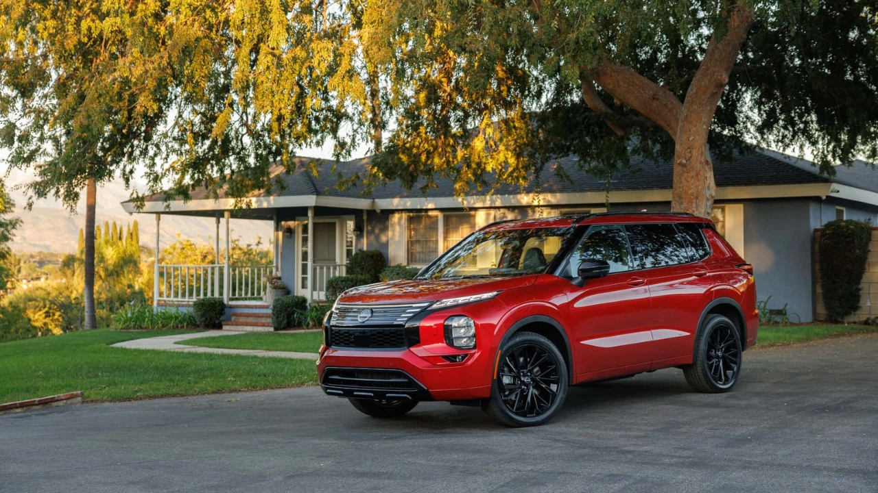 2026 Nissan Rogue PHEV Achteraanzicht met Platinum Trim Badge