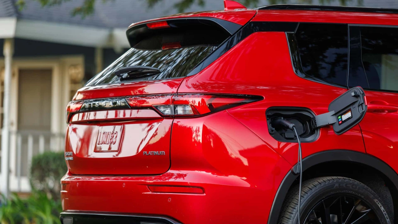 2026 Nissan Rogue PHEV Laadpoort en Platinum Badge