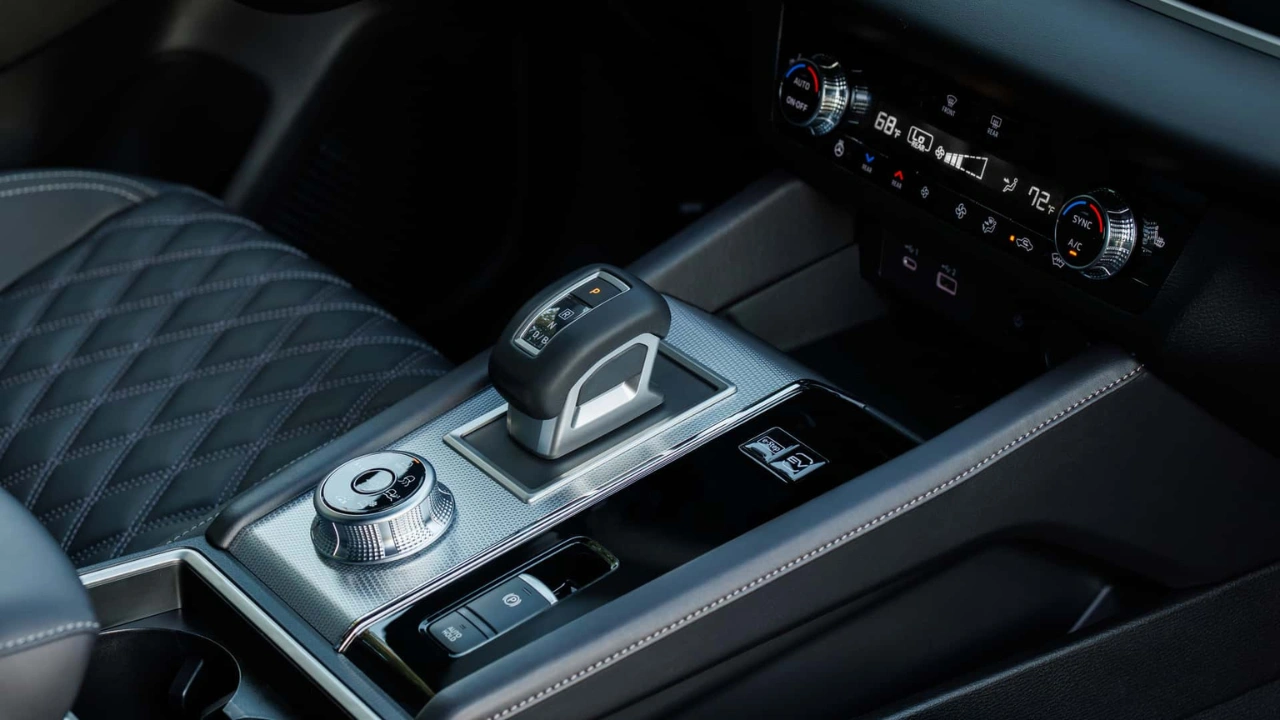 2026 Nissan Rogue PHEV Middenconsole en Rijselector