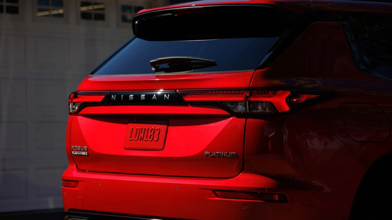 2026 Nissan Rogue PHEV Platinum Achterzijde Badge Detail