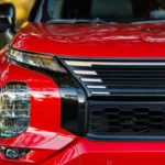 2026 Nissan Rogue PHEV Vooraanzicht in Residentiële Omgeving