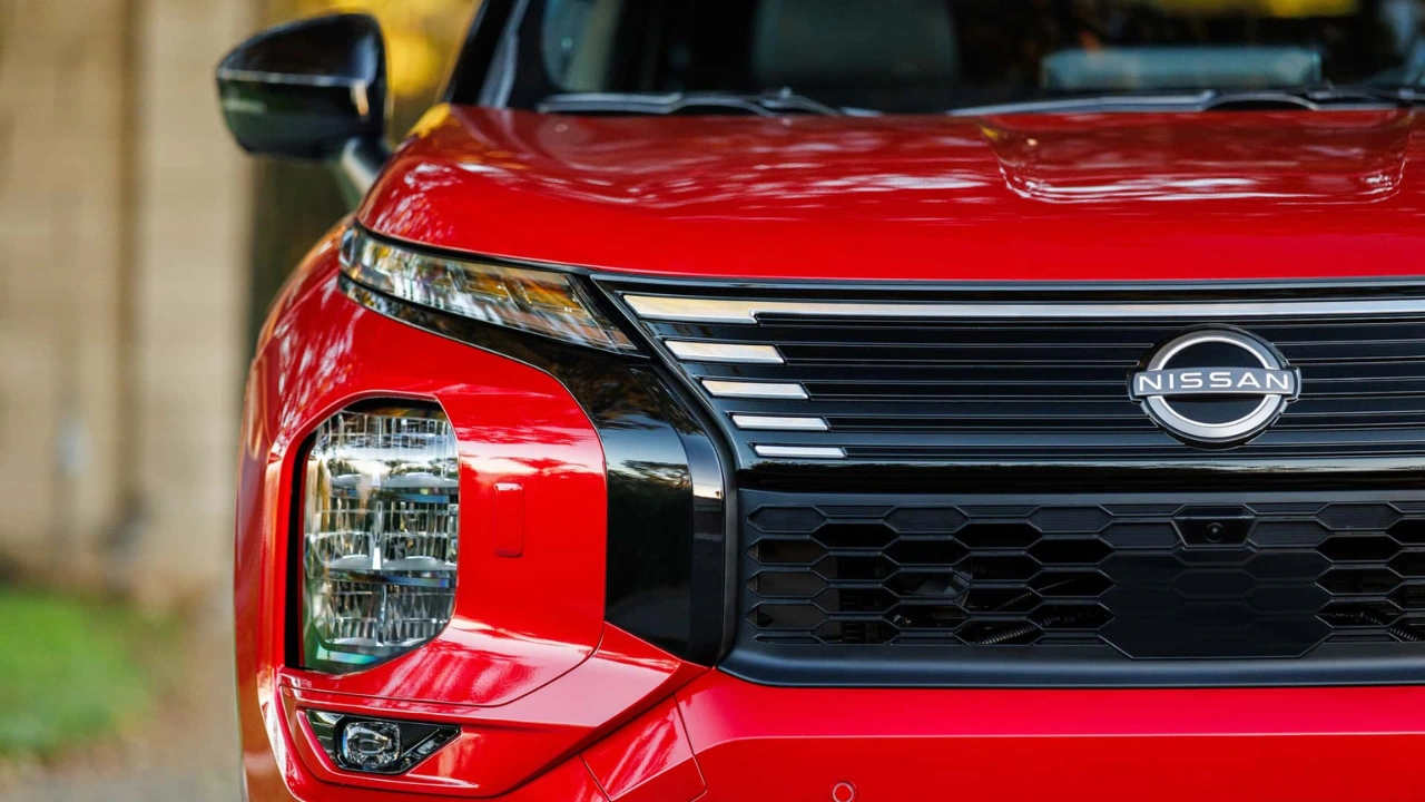 2026 Nissan Rogue PHEV Vooraanzicht in Residentiële Omgeving