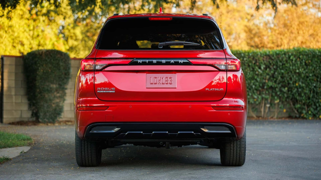 2026 Nissan Rogue PHEV Voorkant Chrome Grille en LED Detail