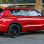 2026 Nissan Rogue PHEV Zijprofiel in Voorstedelijke Omgeving