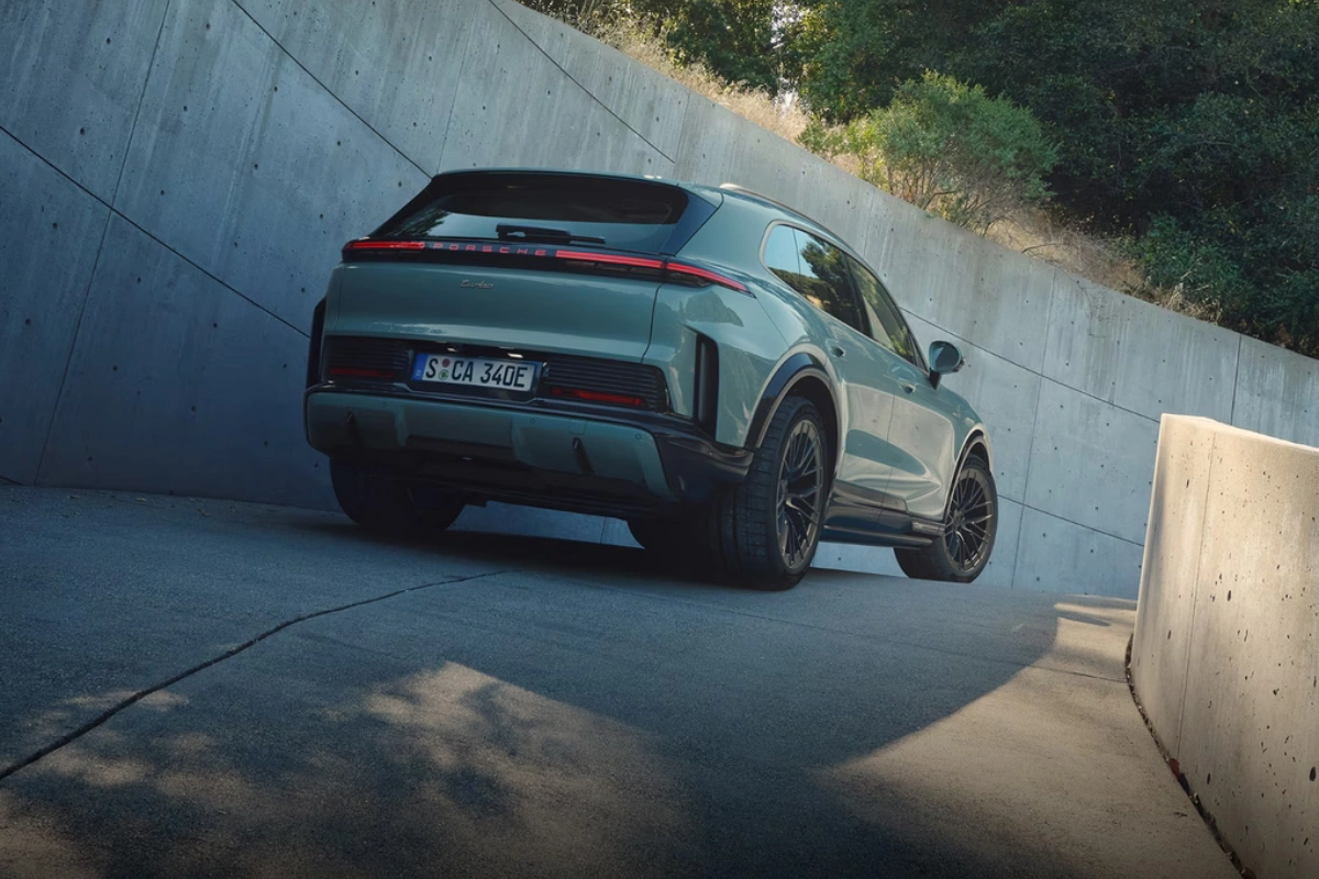 2026 Porsche Cayenne Electric Achterzijde in Beweging op Bochtige Weg