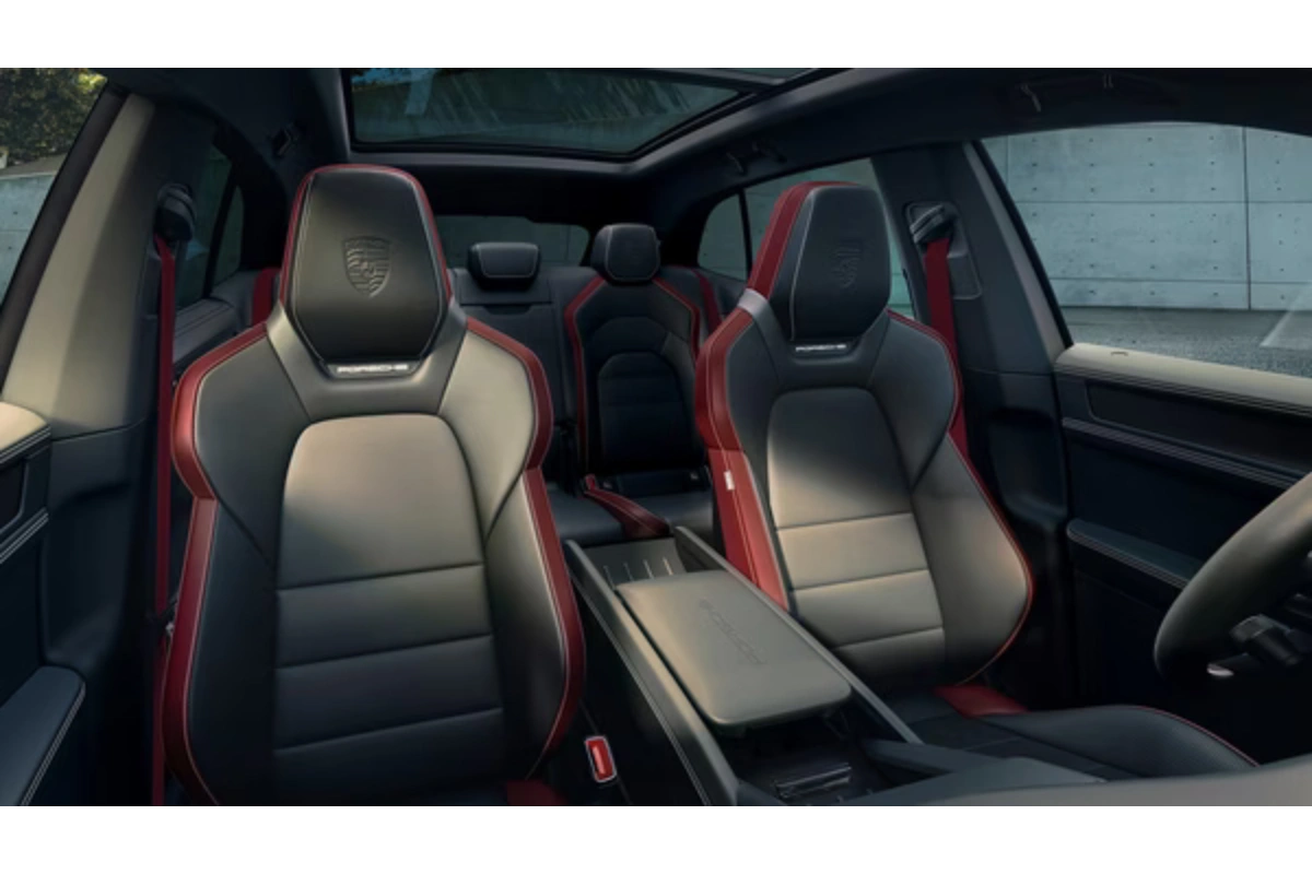 2026 Porsche Cayenne Electric Premium Sport Stoelen met Rode Leren Accenten