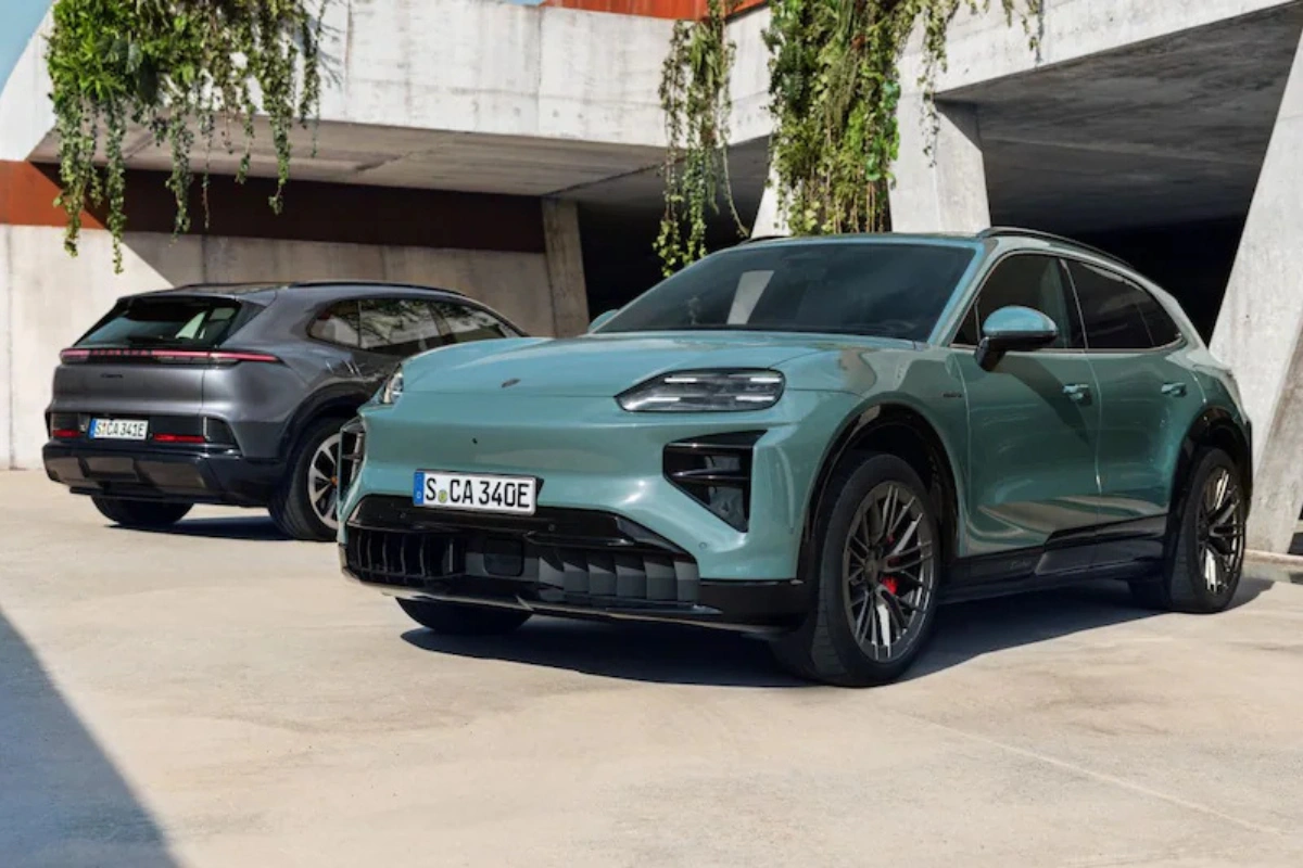 2026 Porsche Cayenne Electric Voorkant Ontwerp met Basismodel naast Turbo Electric