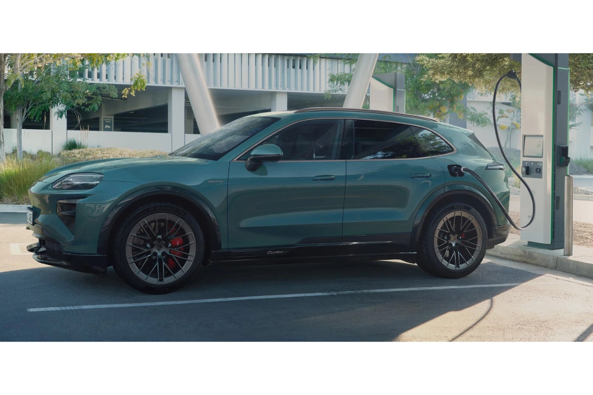 2026 Porsche Cayenne Turbo Electric Laden bij DC Snellader