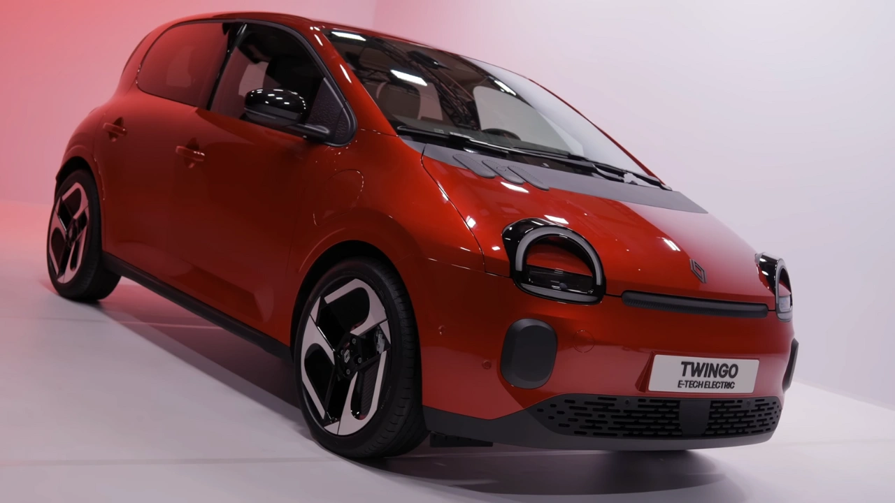 2026 Renault Twingo E-Tech Electric Vooraanzicht Drie-Kwart in Rood
