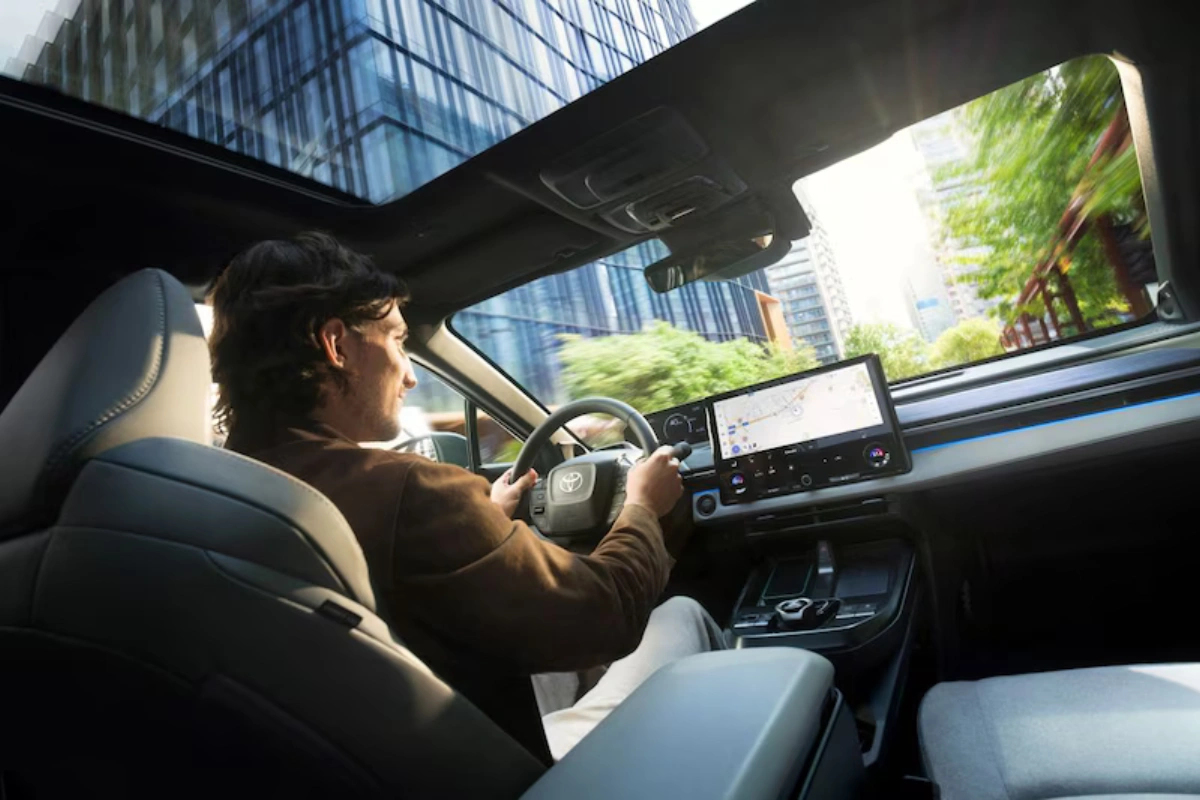 2026 Toyota C-HR+ Bestuurder Aanzicht Digitale Cockpit en Connectiviteit