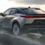 2026 Toyota C-HR+ Elektrisch Achterkant Driekwart Kust Rijdend Aanzicht