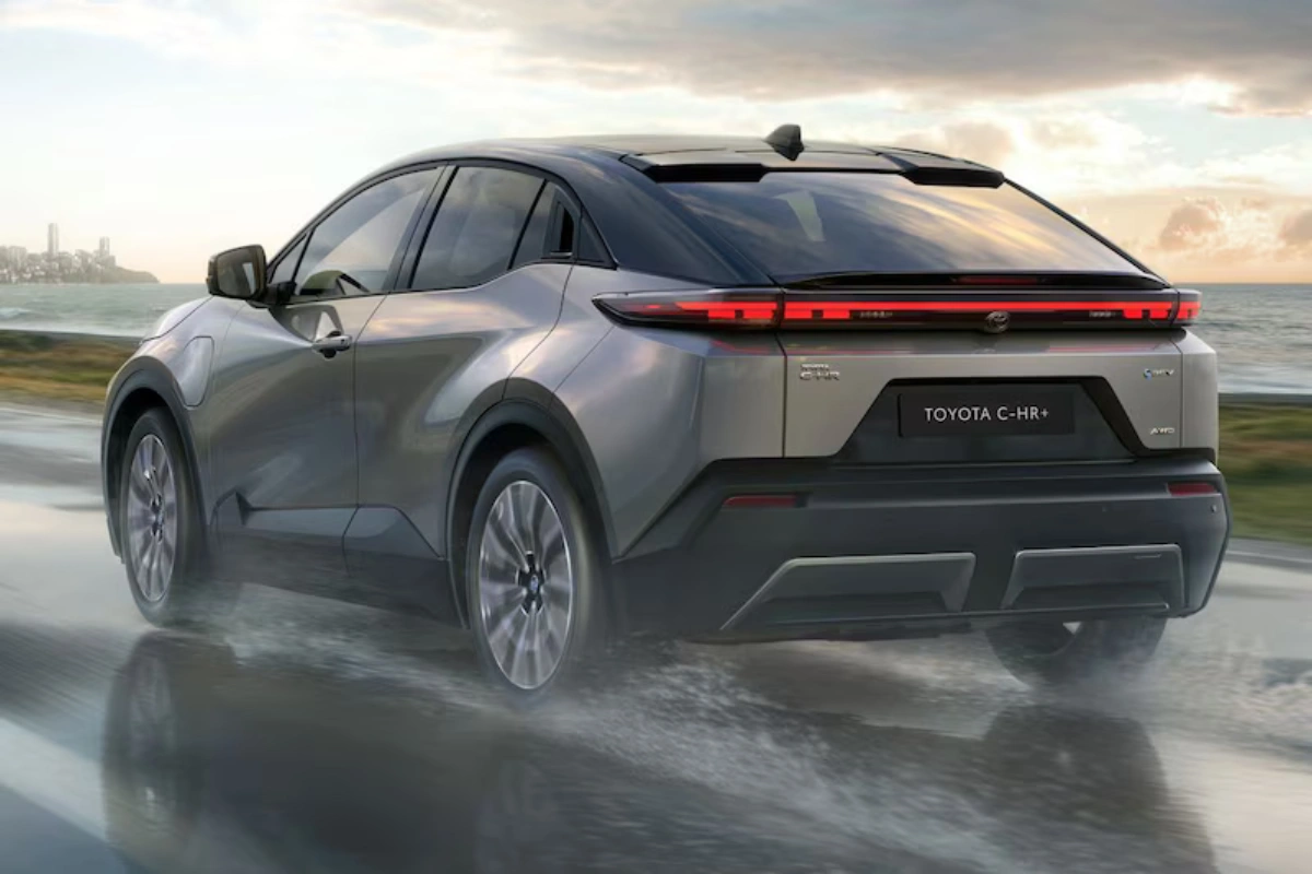 2026 Toyota C-HR+ Elektrisch Achterkant Driekwart Kust Rijdend Aanzicht