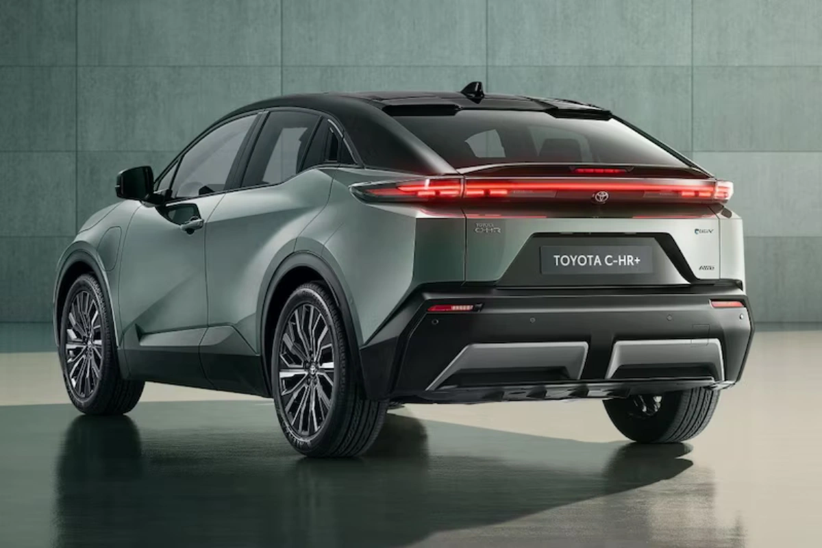 2026 Toyota C-HR+ Executive AWD Achterkant Studio Aanzicht