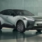 2026 Toyota C-HR+ First Edition 609km Bereik Voorkant Studio Aanzicht