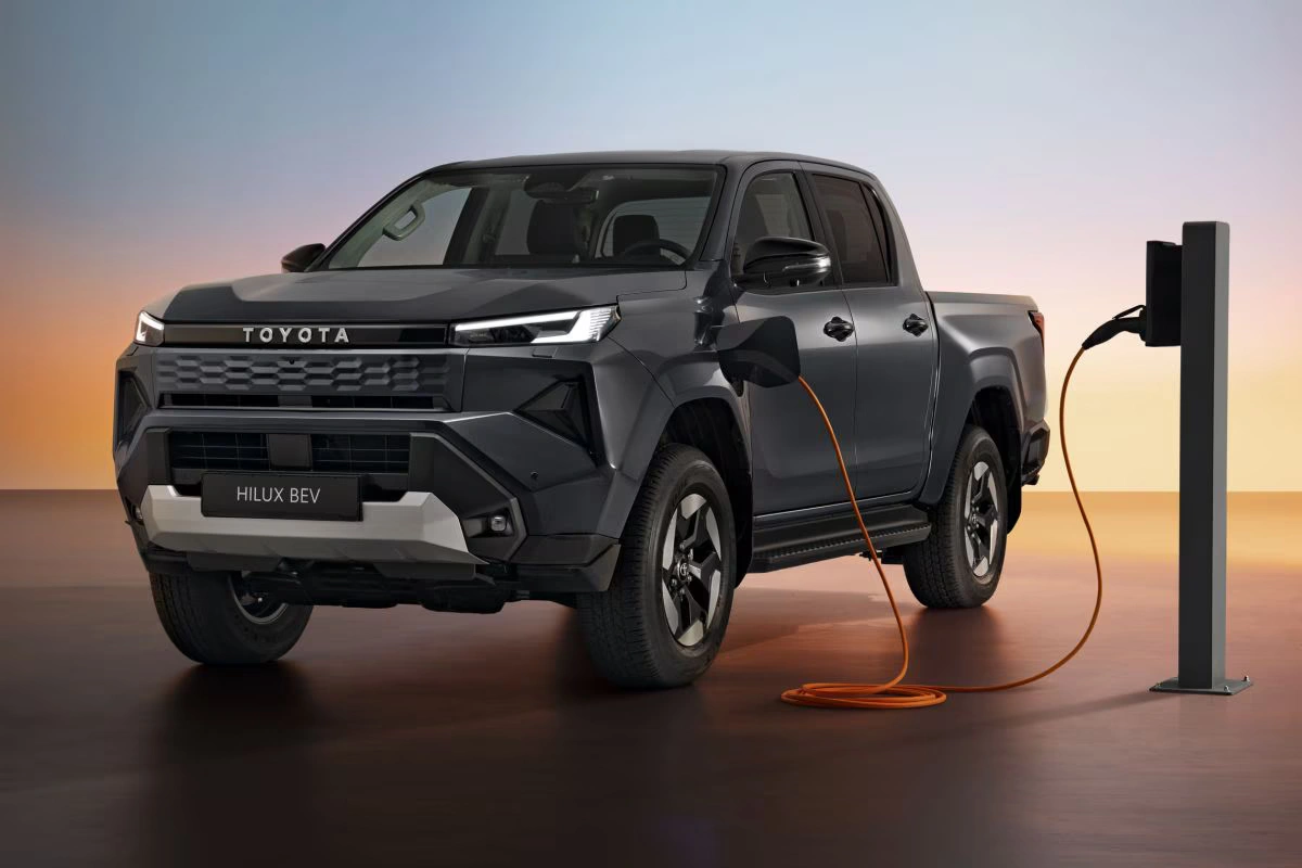 2026 Toyota Hilux BEV Opladen bij Elektrisch Oplaadstation