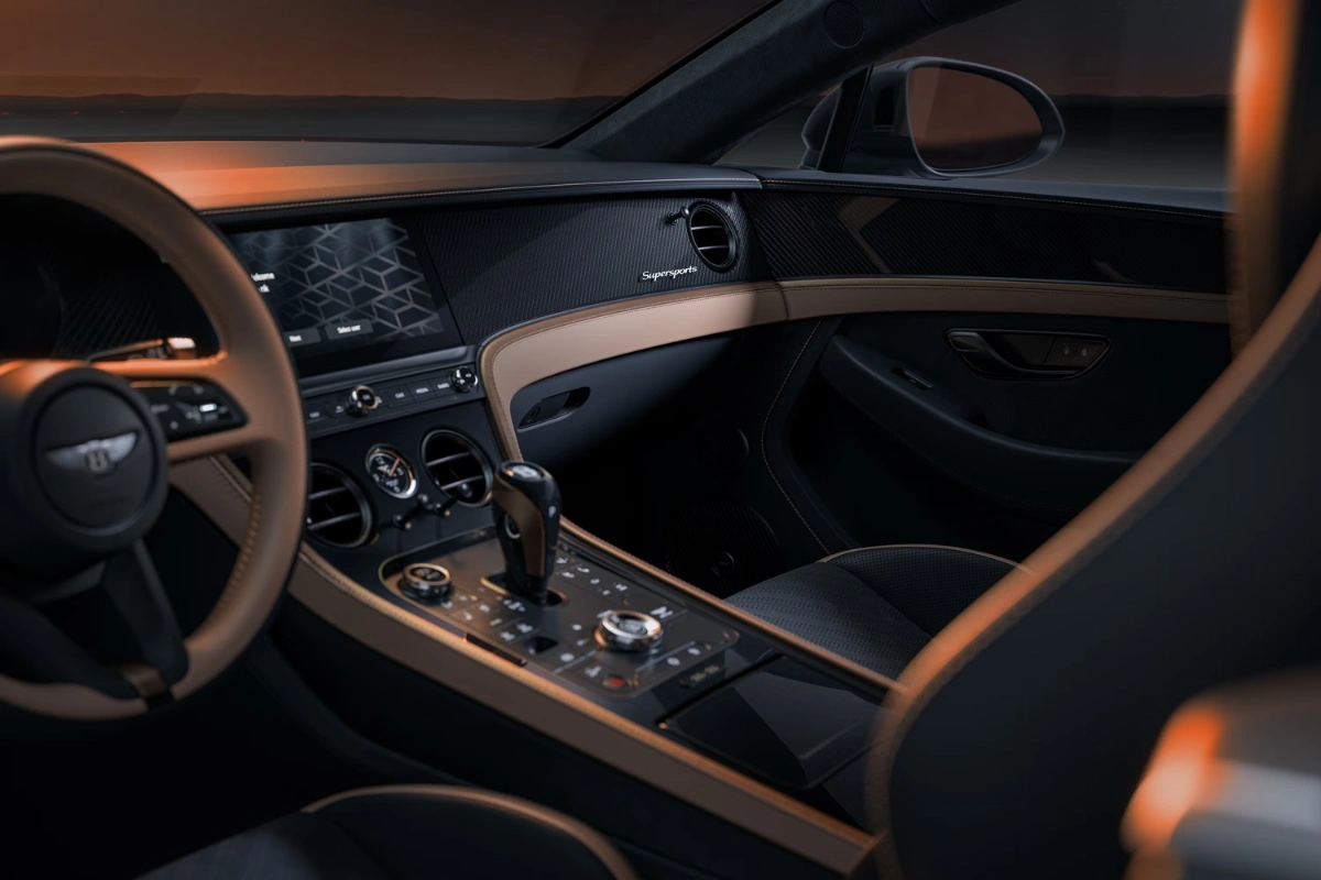 2027 Bentley Continental GT Supersports Interieur Middenconsole met Carbon Fiber Trim Detail