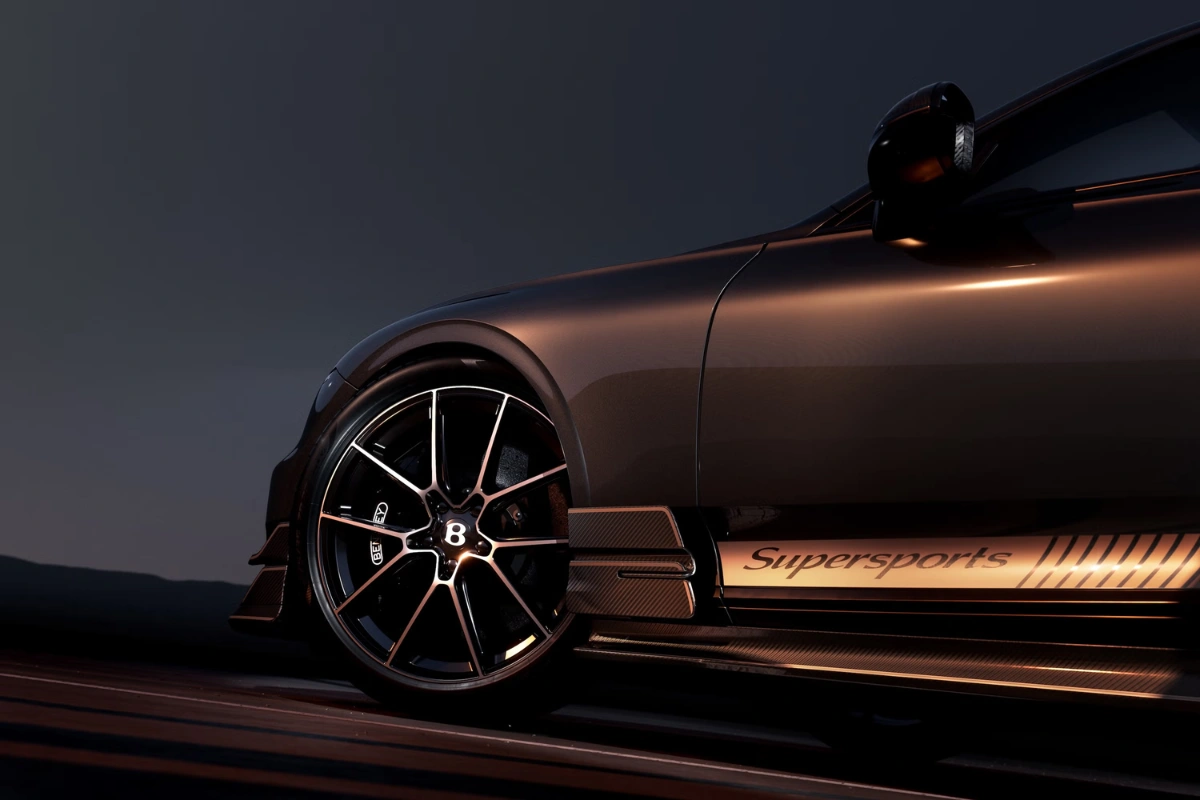 2027 Bentley Continental GT Supersports Zijdetail met Manthey Wielen en Deur Graphics