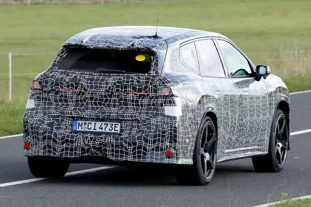 BMW iX3 M Achteraanzicht Toont Performance Aerodynamische Elementen