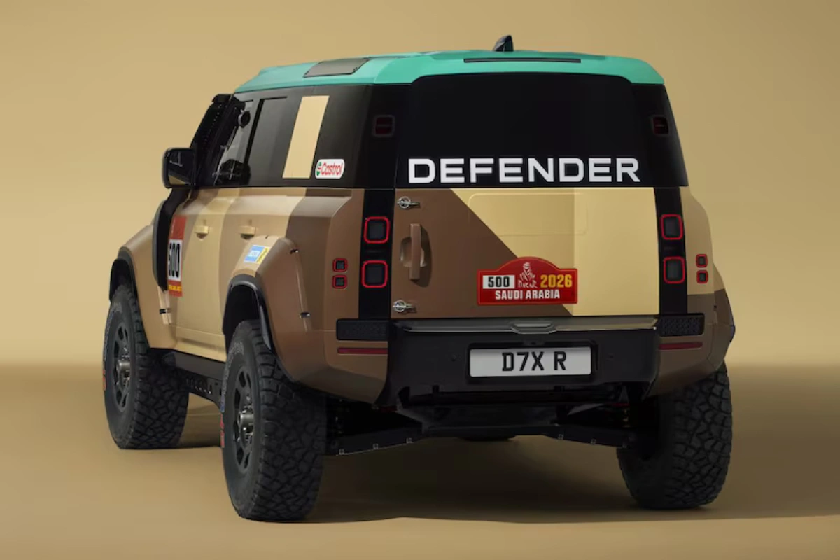 Defender D7X-R Achteraanzicht met Saudi-Arabië 2026 Competitiebadge