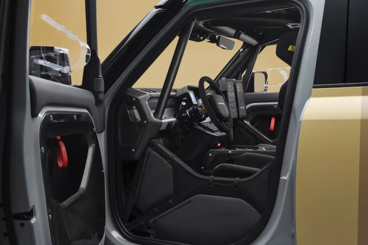 Defender D7X-R Interieur Rolkooi en Veiligheidsuitrusting