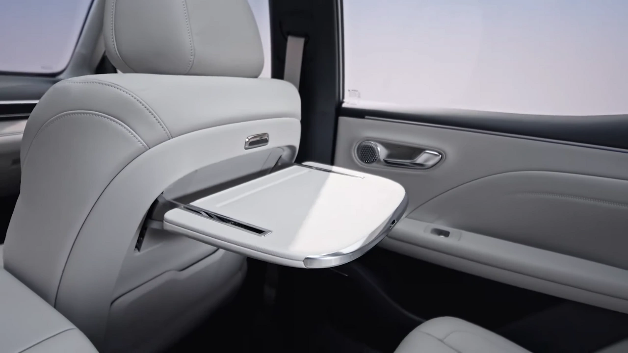 GAC Aion i60 Achter Voorzieningen - Uitklapbare Tafel Gemaksfunctie