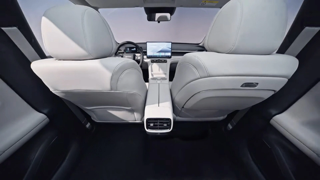 GAC Aion i60 Bovenaanzicht Interieur - Vijfzits Indeling met Panoramisch Glazen Dak