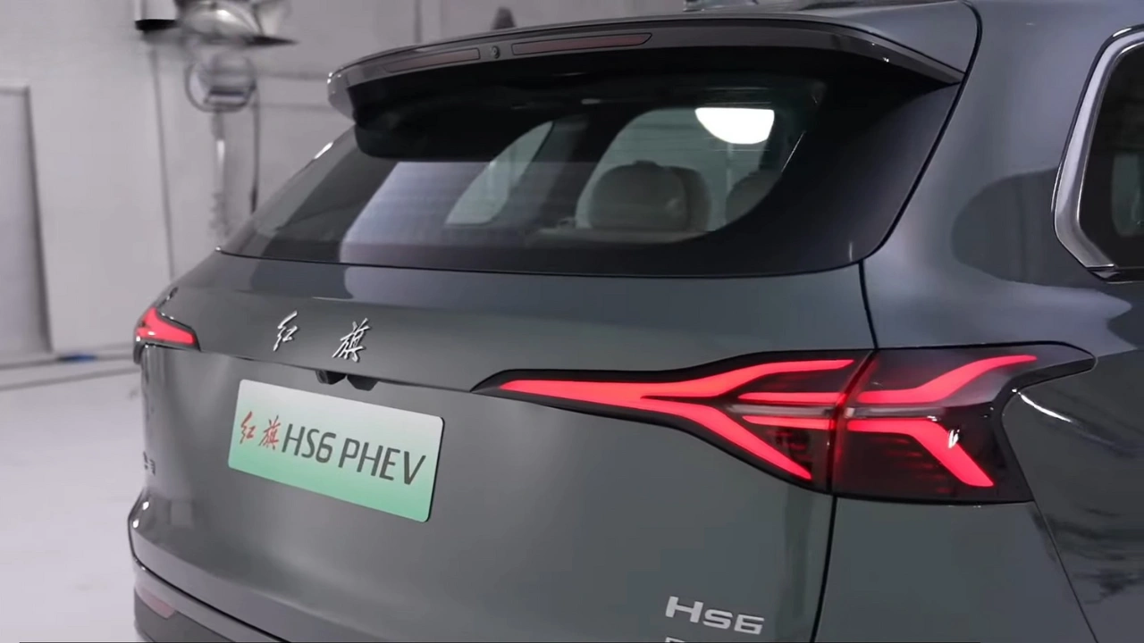 Hongqi HS6 PHEV Achterzijde Detail met LED-Achterlichten en Badging