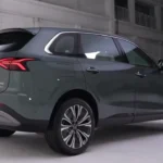 Hongqi HS6 PHEV Achterzijde Driekwart Aanzicht in Donkergrijs Metallic