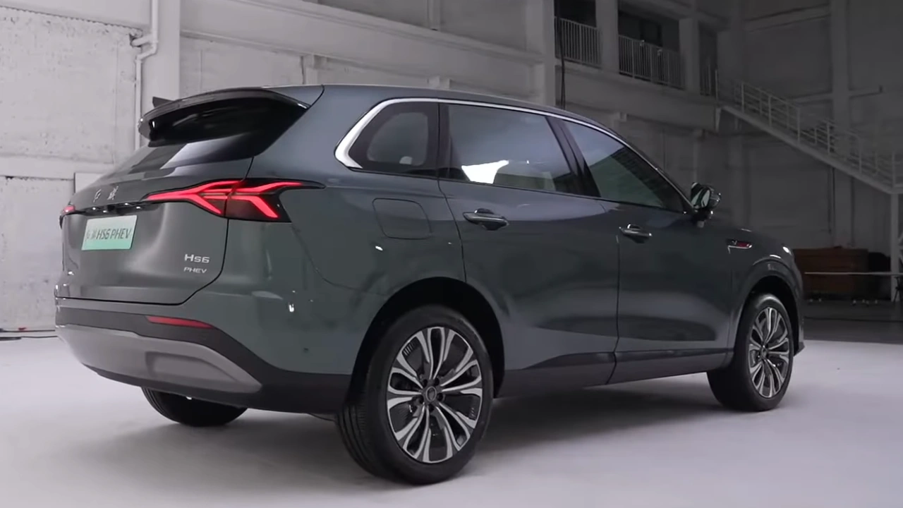 Hongqi HS6 PHEV Achterzijde Driekwart Aanzicht in Donkergrijs Metallic