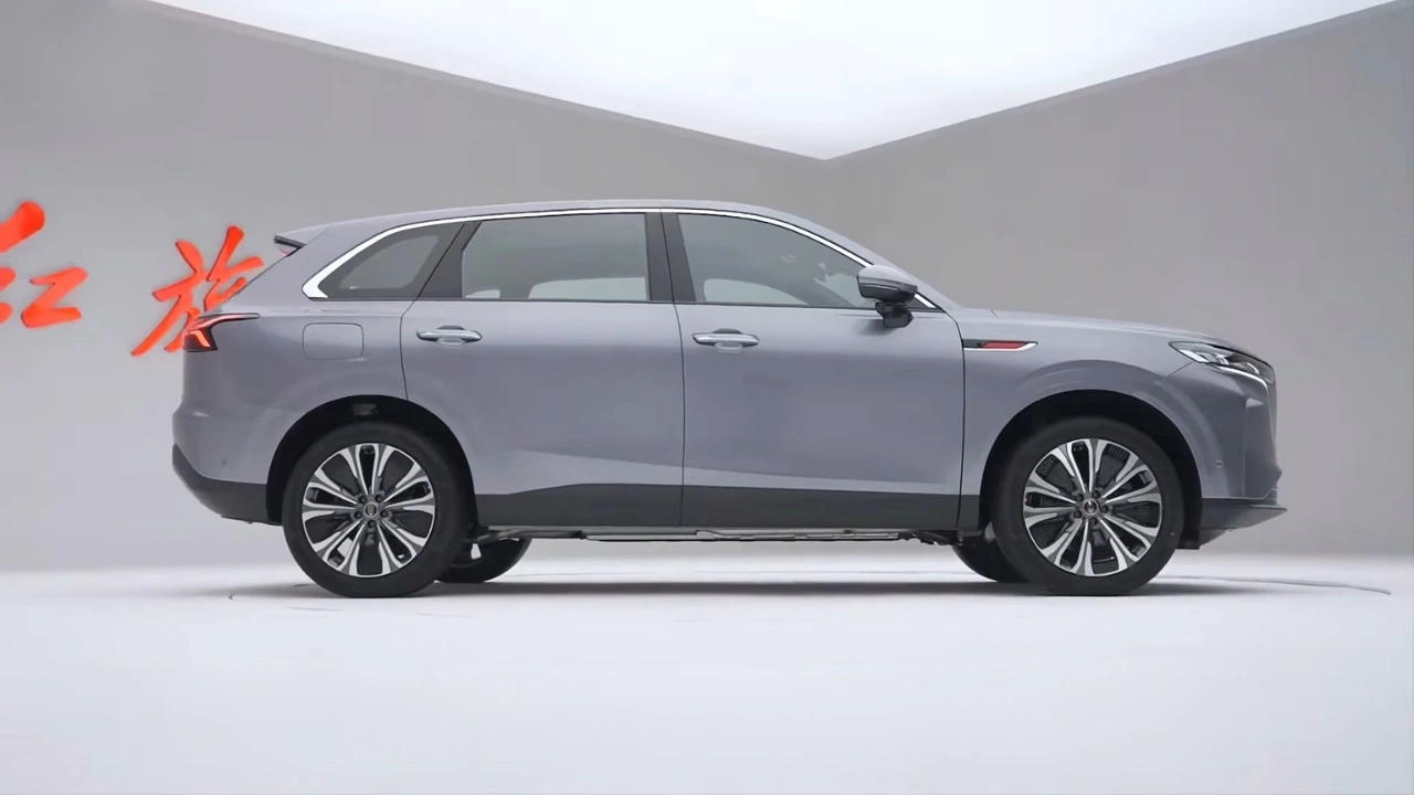 Hongqi HS6 PHEV Complete Zijprofiel Weergave in Studio Setting