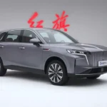 Hongqi HS6 PHEV Driekwart Vooraanzicht Studio in Grijs Metallic