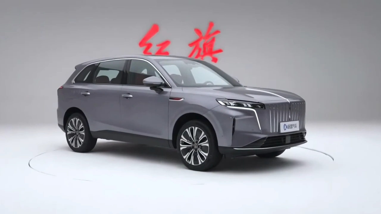 Hongqi HS6 PHEV Driekwart Vooraanzicht Studio in Grijs Metallic