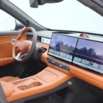 Hongqi HS6 PHEV Interieur Dashboard met Dubbele 15,6-Inch Schermen en Tan Leder