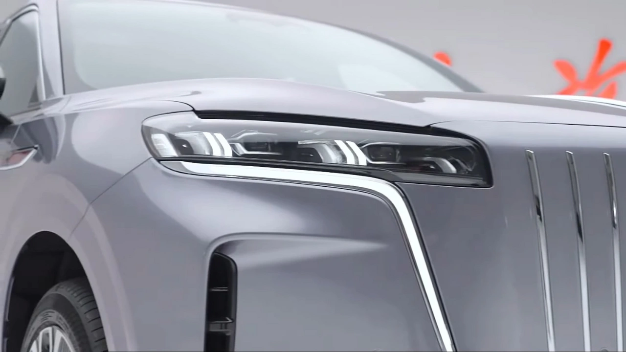 Hongqi HS6 PHEV LED Koplamp Detail Close-Up met Chroom Accent
