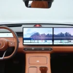 Hongqi HS6 PHEV Volledig Interieur Dashboard Panoramisch Aanzicht met Tan Leder