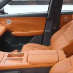 Hongqi HS6 PHEV Voorzijde Interieur met Middenconsole en Zero-Gravity Stoel