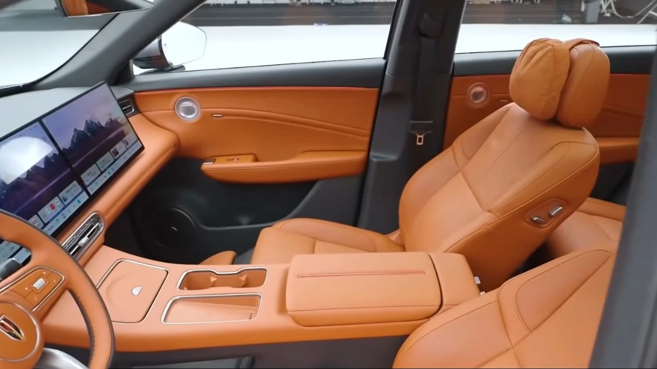 Hongqi HS6 PHEV Voorzijde Interieur met Middenconsole en Zero-Gravity Stoel