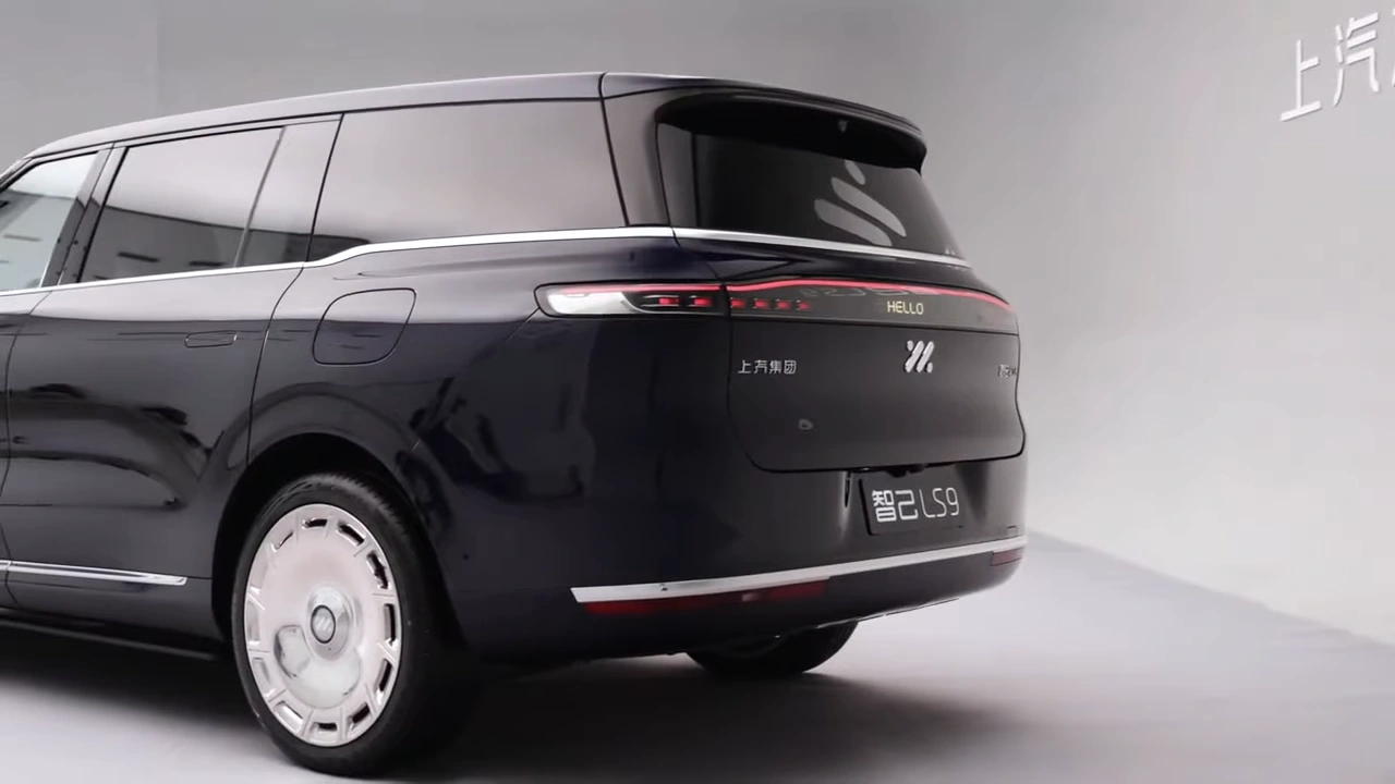 IM Motors LS9 EREV Achter Driekwart Aanzicht met Volledige Breedte Achterlichten