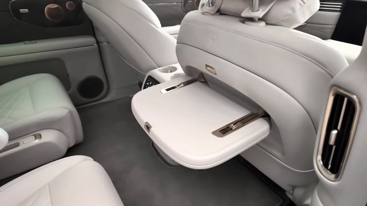 IM Motors LS9 EREV Achterbankvoorzieningen