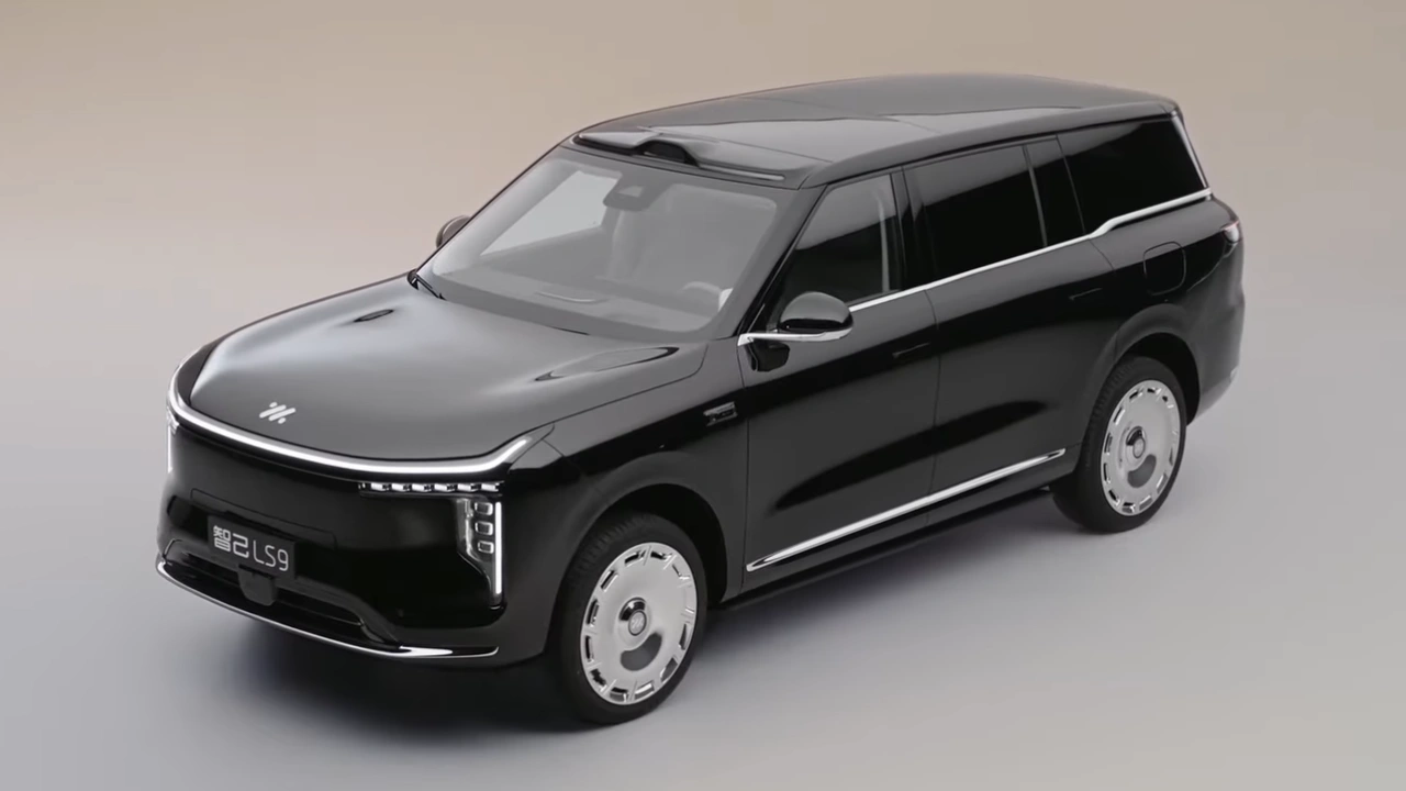 IM Motors LS9 EREV Driekwart Vooraanzicht met Modern Ontwerp