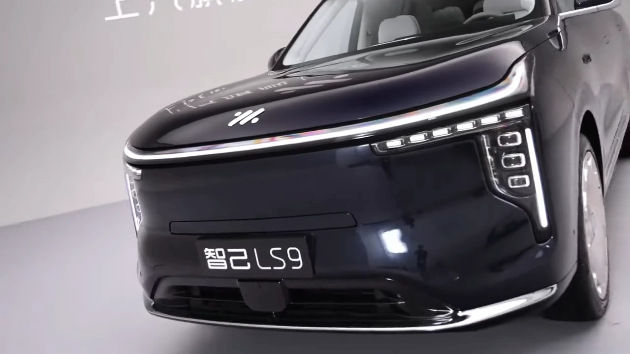 IM Motors LS9 EREV Vooraanzicht Detail met LED Lichttechnologie