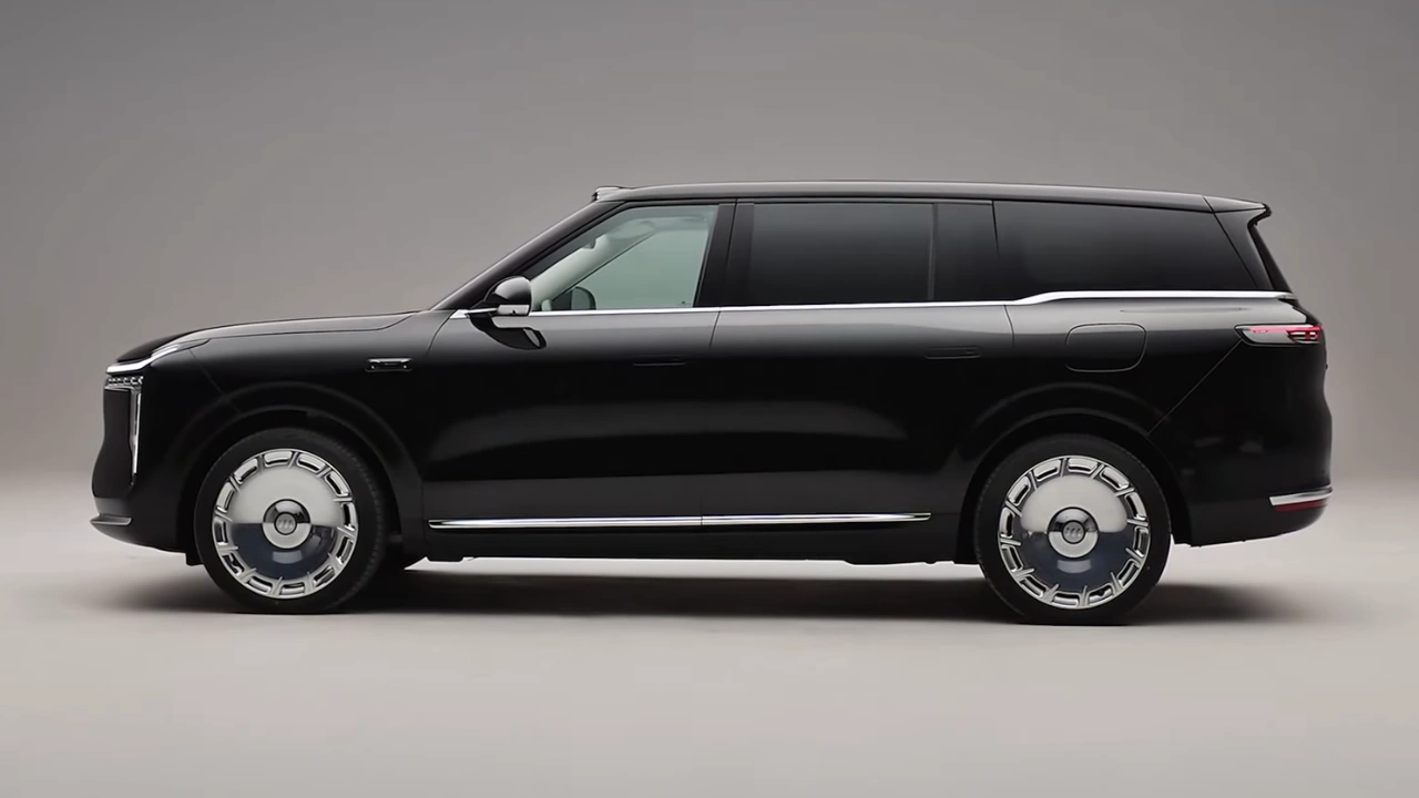 IM Motors LS9 EREV Zijaanzicht met Onderscheidende Taartvormige Wielen