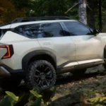 Kia EV5 Weekender Zijaanzicht Toont Off-Road Capaciteit