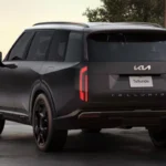 Kia Telluride 2027 Achteraanzicht Drie-Kwart bij Zonsondergang