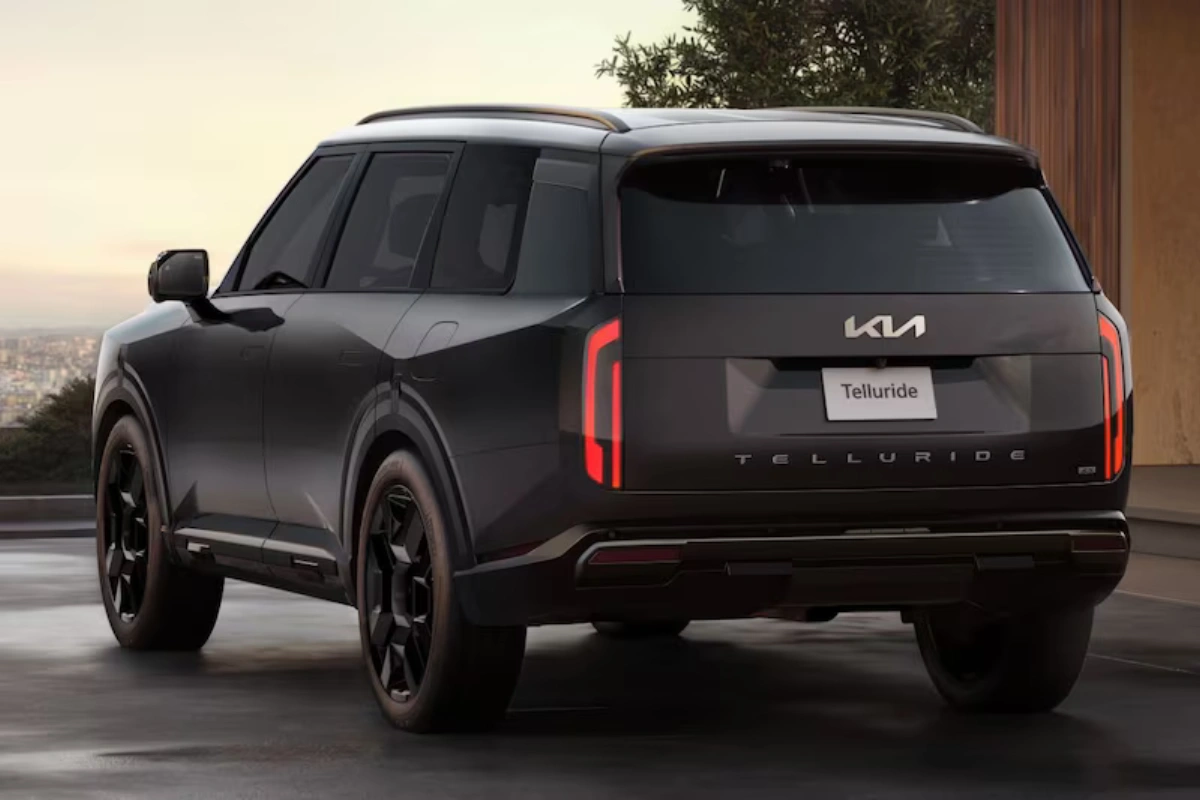 Kia Telluride 2027 Achteraanzicht Drie-Kwart bij Zonsondergang