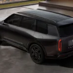 Kia Telluride 2027 Verhoogd Achteraanzicht Drie-Kwart in Donkergrijs
